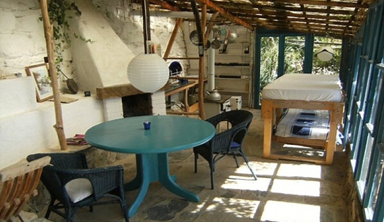 Blick vom Doppelbett: Wohnkochbereich mit off. Kamin, Spüle, Anrichte, Gaskochplatten, Deko-Öfchen