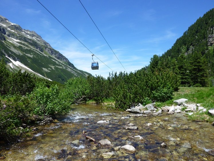Hoch mit der Gondel in der Weißsee Gletscherwelt