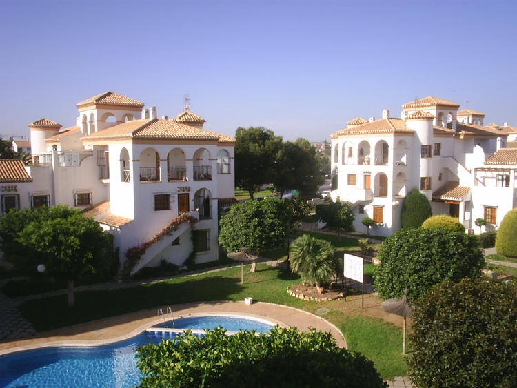 Blick von Dachterrasse auf Pool