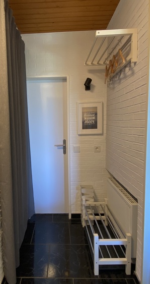 Flur mit Garderobe + Waschmaschine