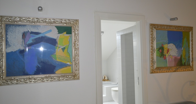 Unsere Gästezimmer sind über eine breite Treppe im ersten Stock erreichbar.