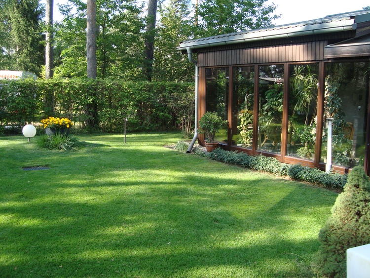 schöne Liegewiese vor dem Haus