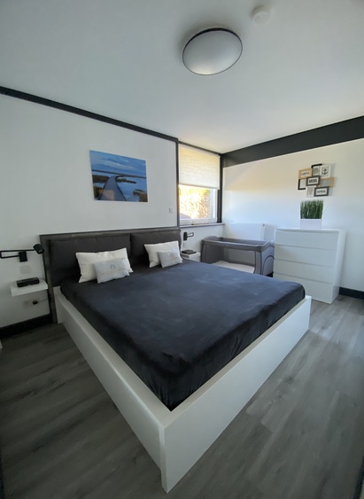 Elternschlafzimmer mit TV und optionalem Kleinkinderbeistellbett