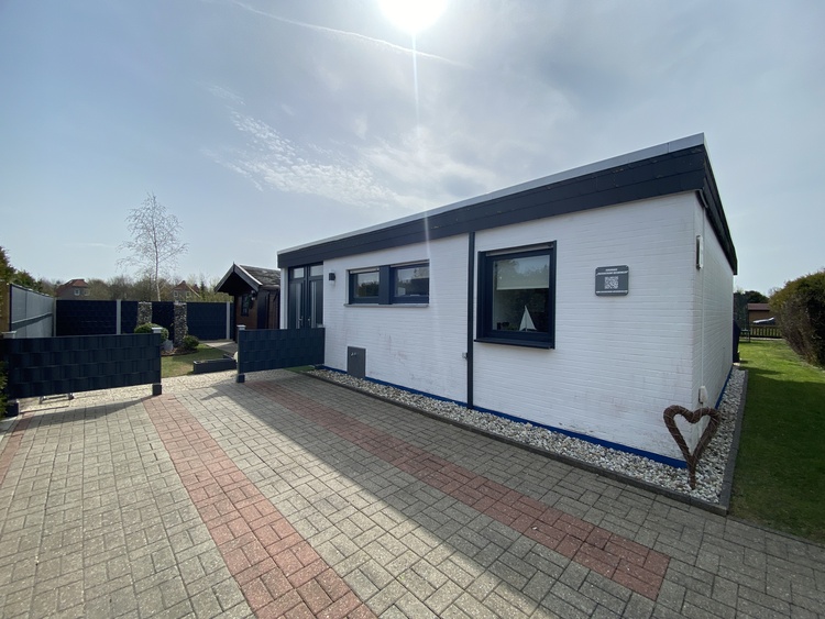 Hauseigener PKW-Stellplatz mit Eingangsbereich