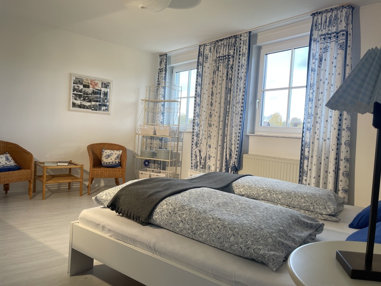 Schlafzimmer in der "Muswiese", mit Doppelbett und ausziehb. Schlafsessel