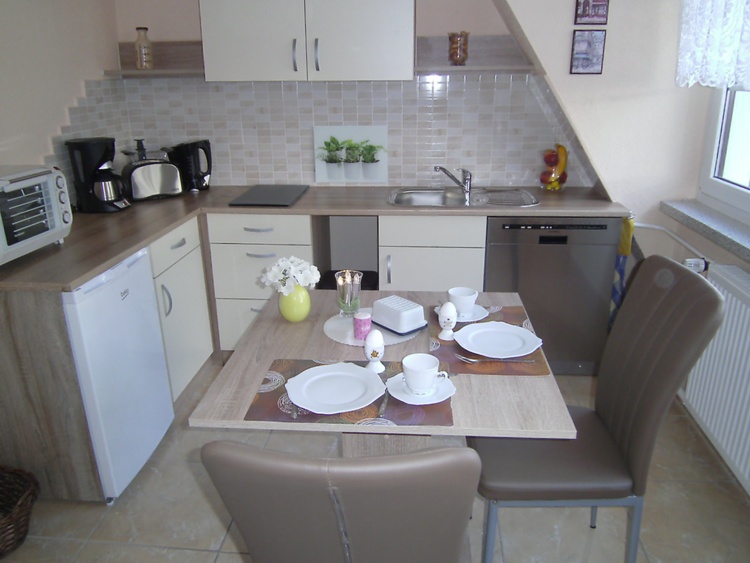 Küche durch Rundbogen zum WZ getrennt