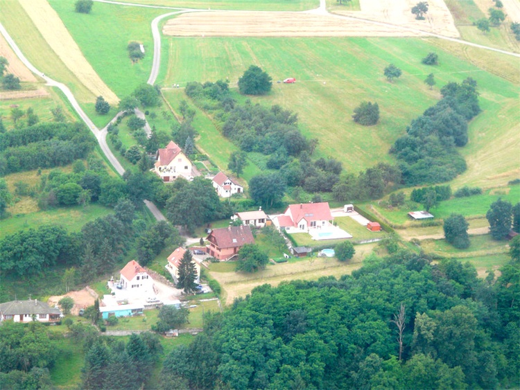 Luftansicht über dem Ferienhaus im Elsaß