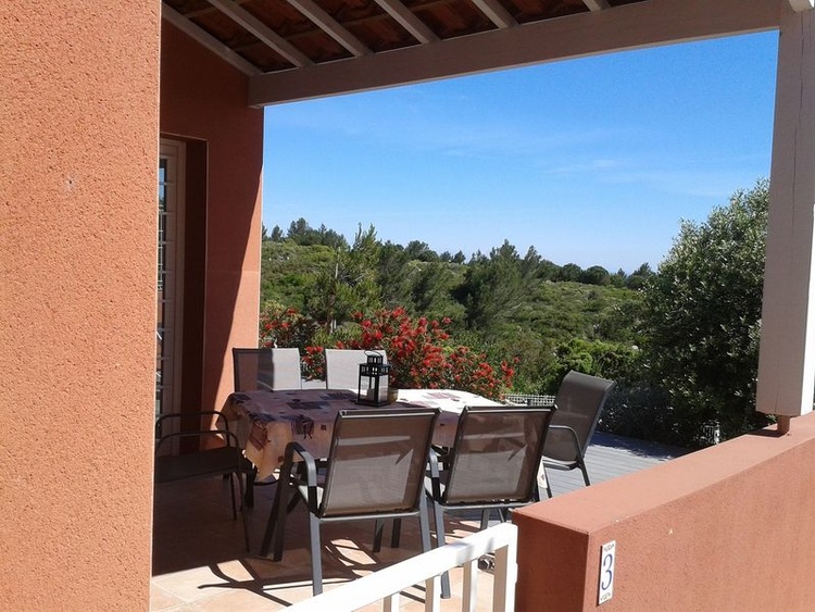 Blick Terrasse und Gebirge