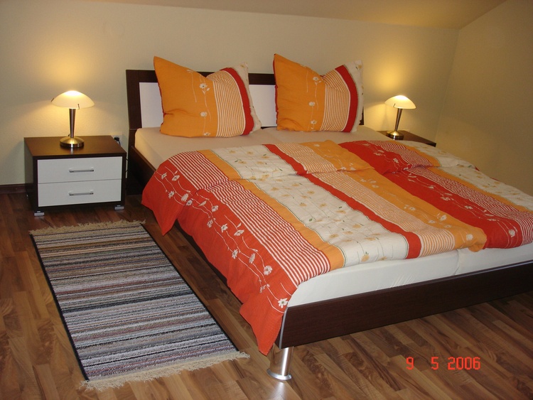 Schlafzimmer mit Doppelbett