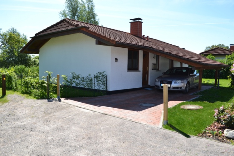 Carport vor der Eingangstüre