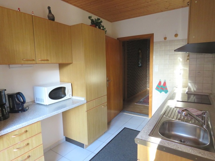 Küche mit Geschirrspüler, Gefrierschrank, Toaster, Kaffemaschine usw.