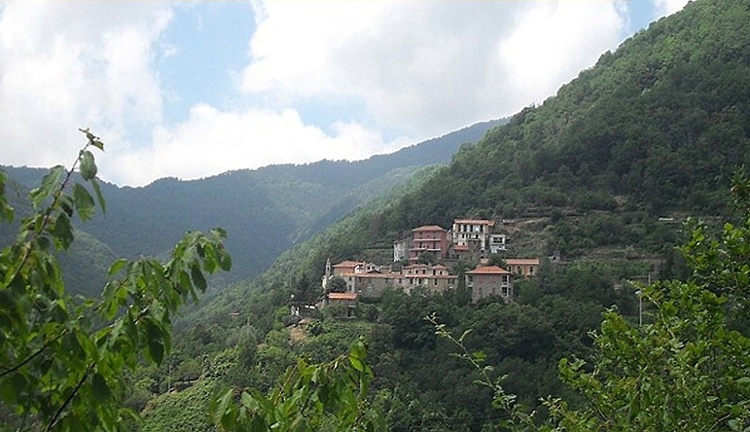 Vignai in Sicht: durch das einsame Oxentinatal von Osten her aus dem malerischen Badalucco kommend