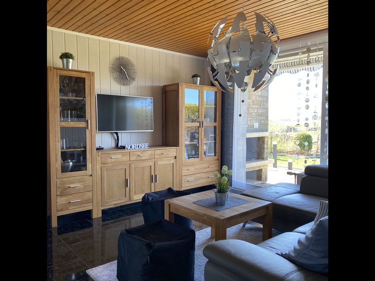 Wohnzimmer mit Echtledereckcouch + TV