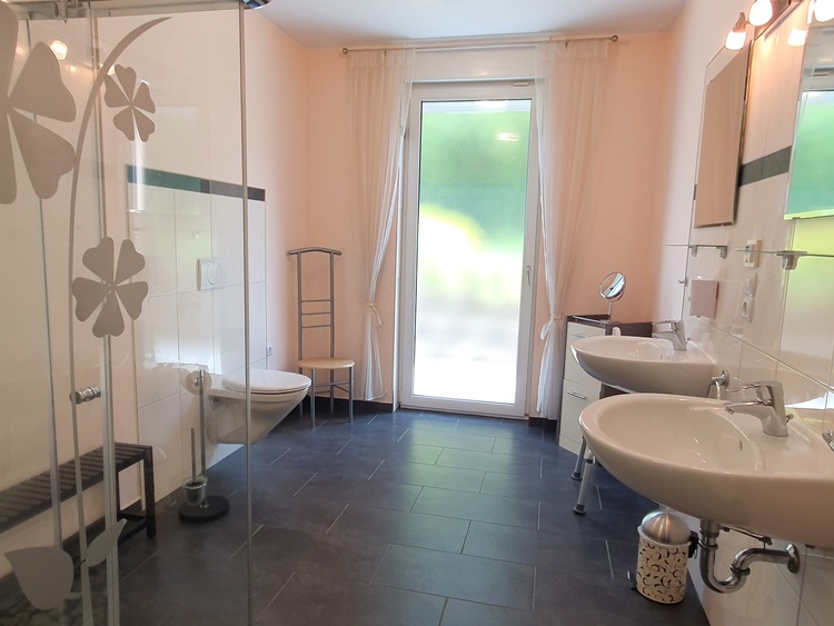 Großes Tageslichtbad in der Ferienwohnung Mayer bei Plau am See