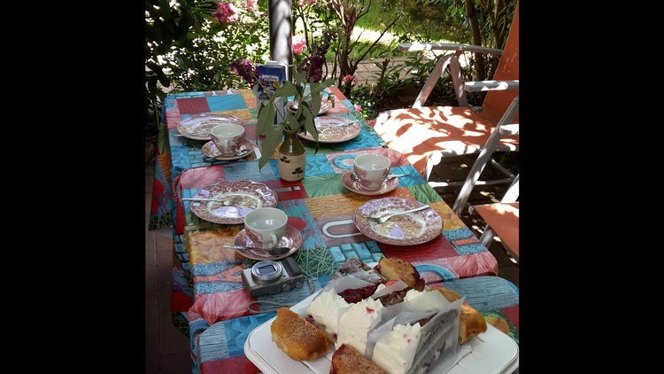 große überdachte Terrasse mit Grill