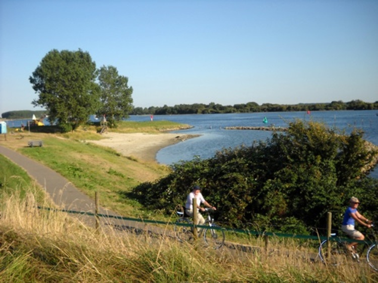 herrlich fahrrad fahren entlang das Wasser