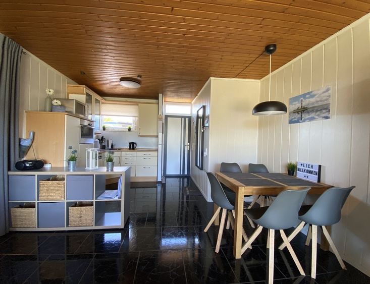 Küche mit Eingangsbereich und Essecke