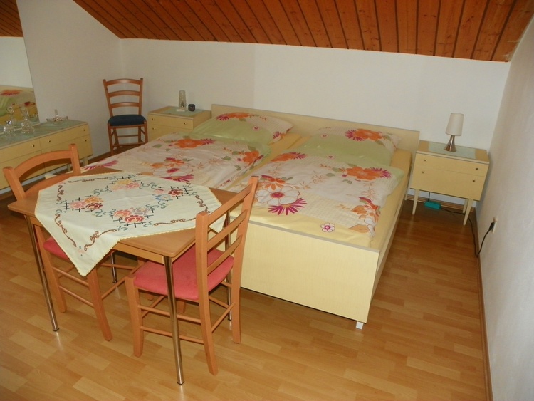 helles abdunkelbares Doppelbettzimmer