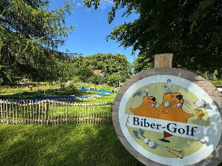 Die Biber Golf Anlage begeistert alle. 25 Fahrräder, Kanus und Kajaks runden das Freizeitangebot ab.