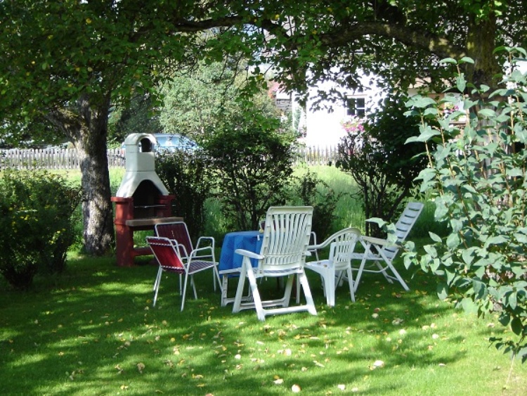großer Garten mit Gartengrill Tischtennis