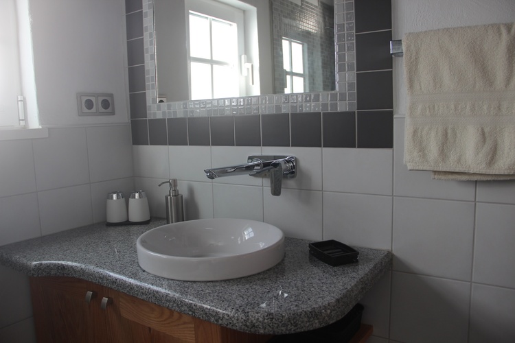 Badezimmer mit Waschtisch