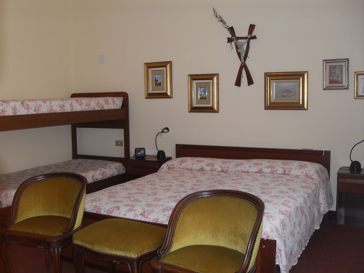 1 Schlafzimmer mit Doppelbett und 1 Stockbett,