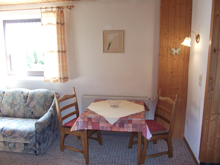 Wohnzimmer mit Esstisch