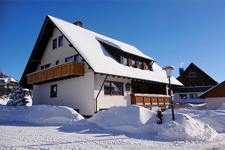 Haus Erika im Winter - Parkplatz