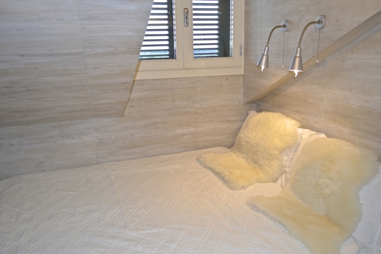 Arwav-Zimmer mit einem 1,60 x 2,00 m großen Bett und einem Einzelbett sowie eigenem Bad mit Dusche