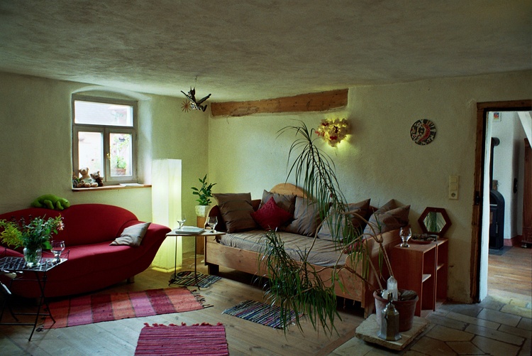 Ein Teil des Wohnzimmers mit Ofen