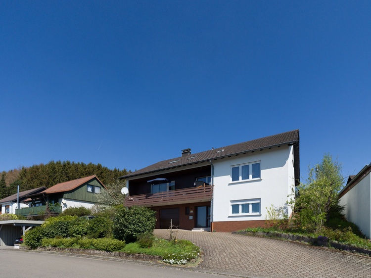 Straßenansicht, Parkplätze vor dem Haus