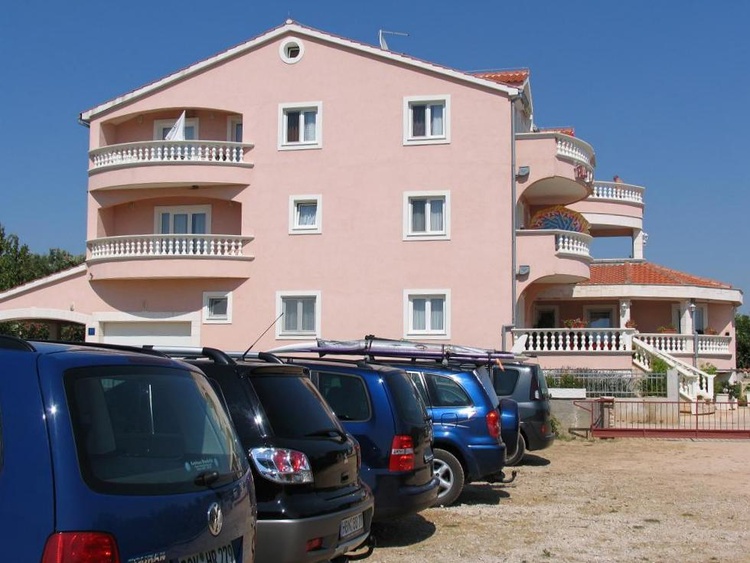 Parkplatz für Autos und Bootsanhänger