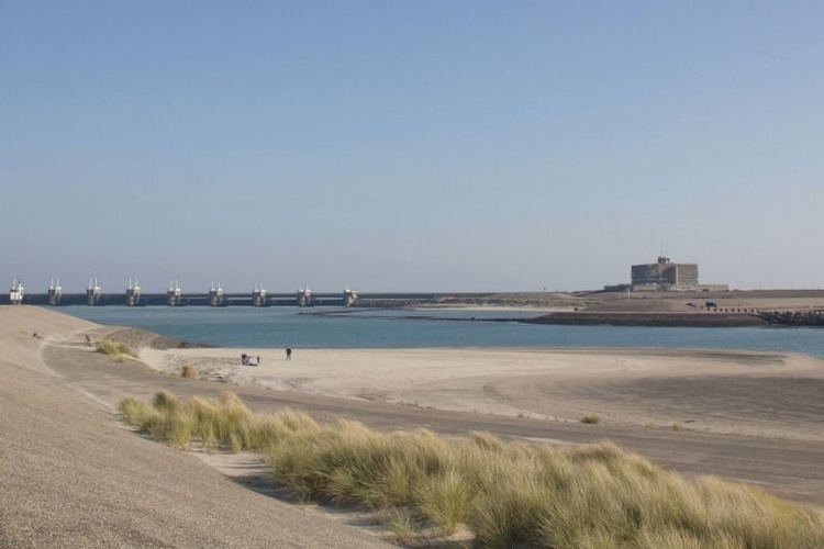strand nahe am sturmflutwehr