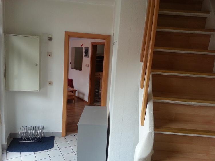 Kleiner Flur im EG mit Treppe zum OG