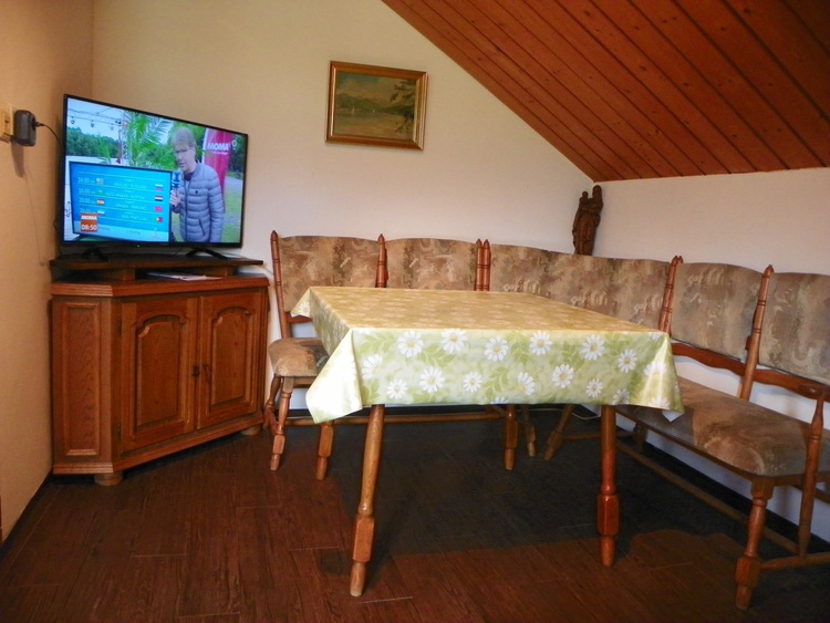 Wohn-/Esszimmer mit SAT TV auf Flachbildfernseher