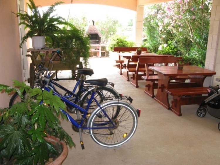 Grill, Tische und Stühle, Fahrräder