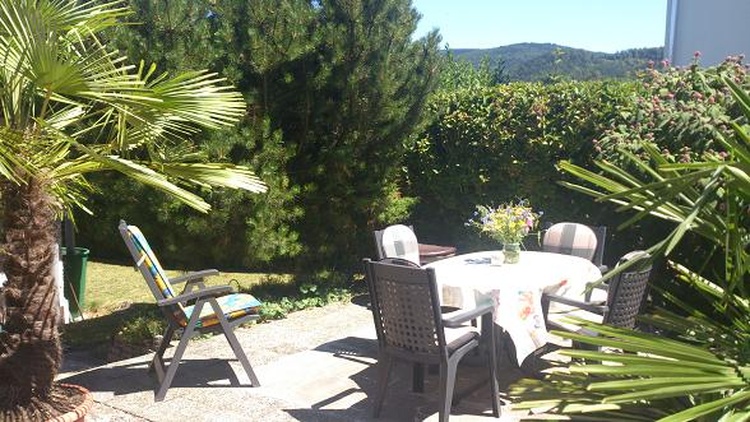 Außenterrasse mit Kamingrill.