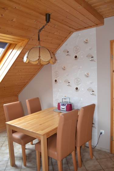 Esstisch mit 4 Stühlen 45 m²