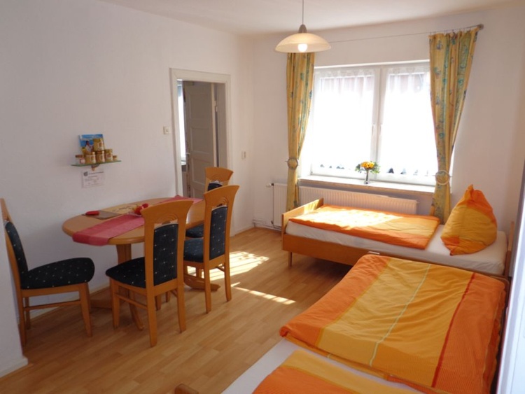 Das Esszimmer, in dem auch 2 Einzelbetten stehen.