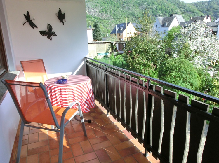 Balkon mit Blick in den Garten