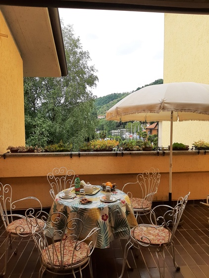 Ausgestattete Terrasse: Sie können Frühstück, Mittag- und Abendessen in völliger Privatsphäre genieß