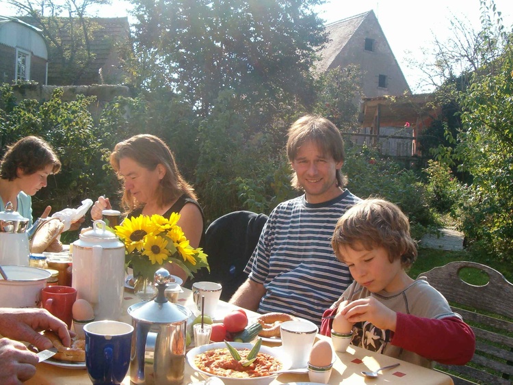 Frühstück im sonnigen Hof