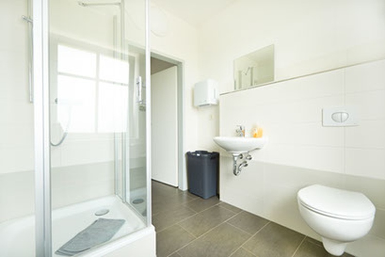 Vier Badezimmer auf den Fluren, für die Zimmer die kein eigenes Bad haben. 8 Zimmer mit eigenem Bad.