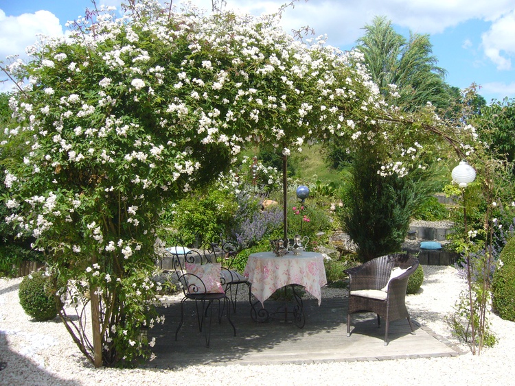 Romantischer Rosenpavillion zum Verweilen