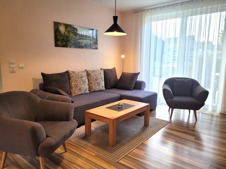 Gemütliche Sofa-Ecke mit Fernseher