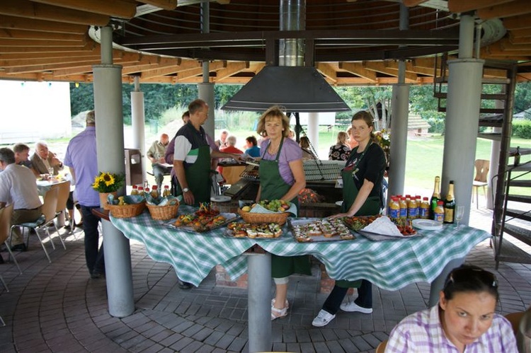 Der Überdachte Grillplatz wird von Gruppen bis 60 Personen genutzt.