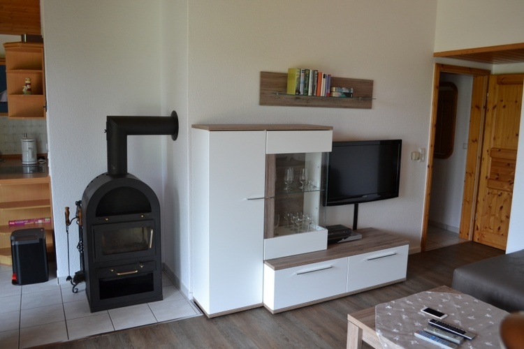 Wohnbereich mit Sat TV, Stereoanlage und DVD Player.