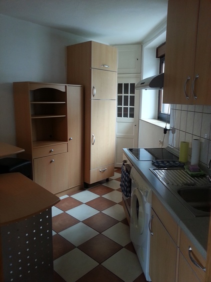 Kleine Küche mit Sitzmöglichkeit