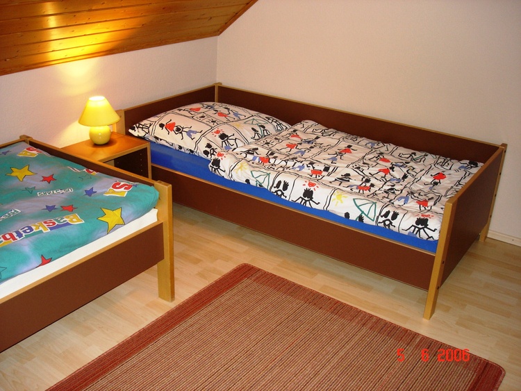 Schlafzimmer mit zwei Einzelbetten