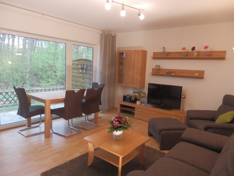 Wohnzimmer mit Blick zur Terrasse